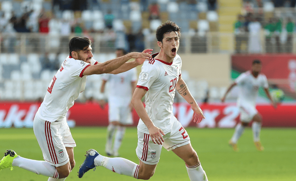 包含伊朗球队踢出精彩比赛，取得关键胜利的词条