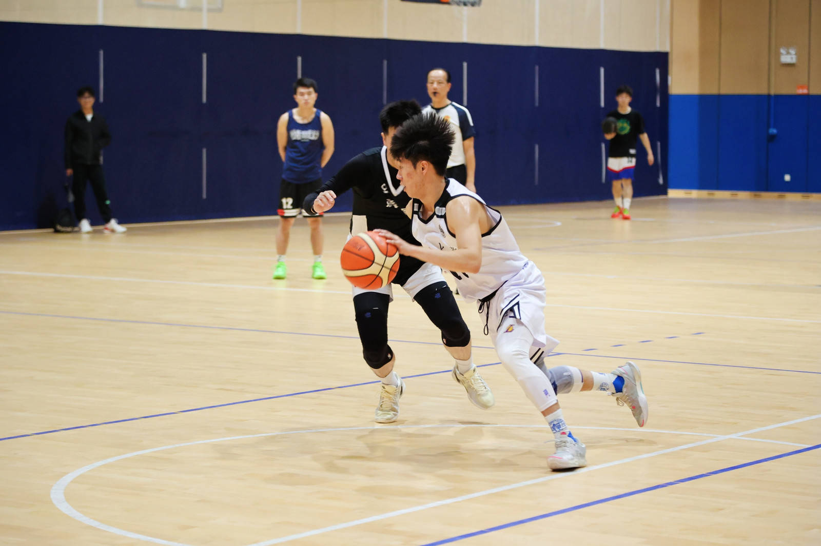 篮球爱好者组织线上球迷活动，交流篮球心得