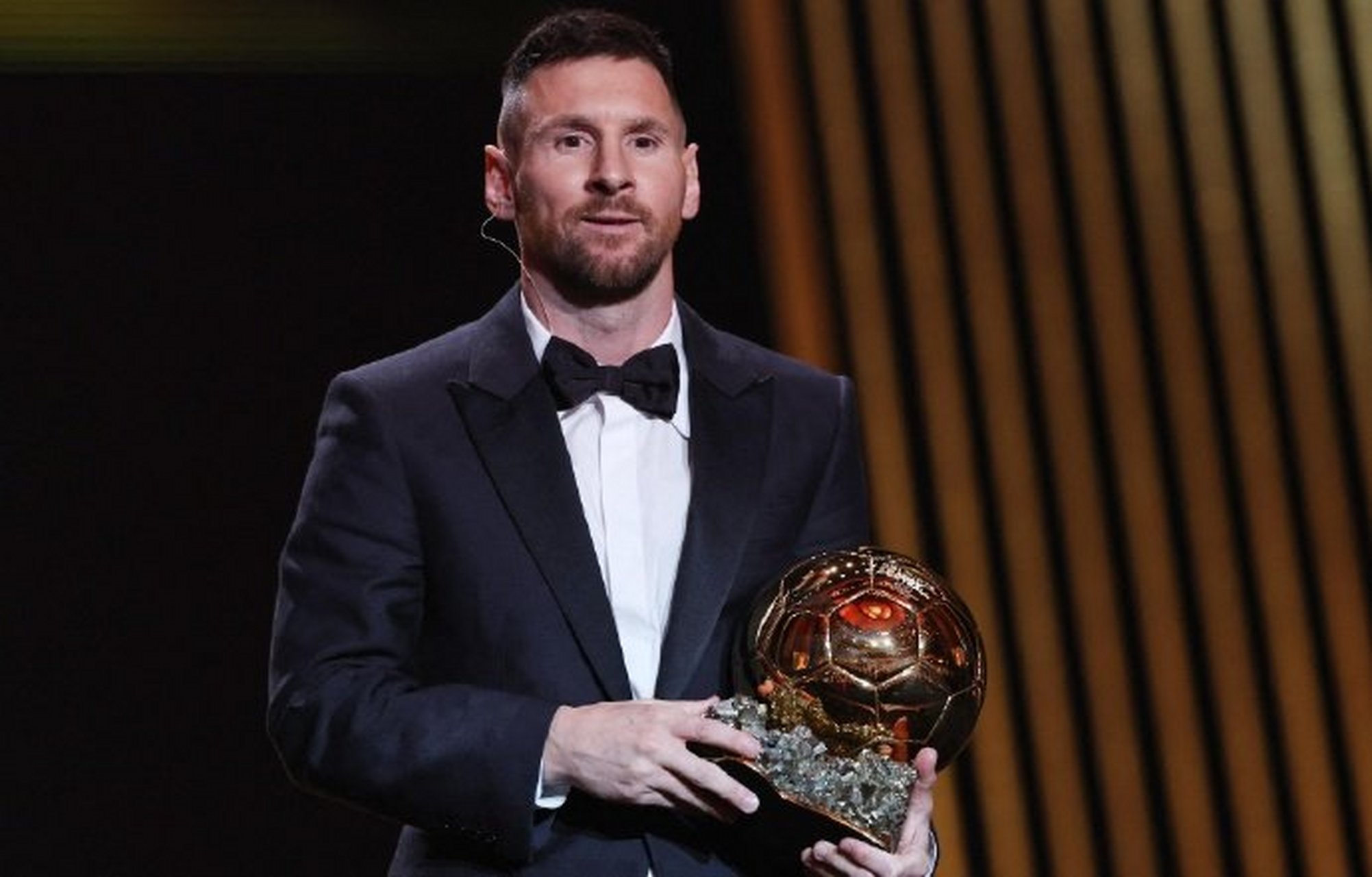 法国获得大赛冠军，成为国际足坛焦点