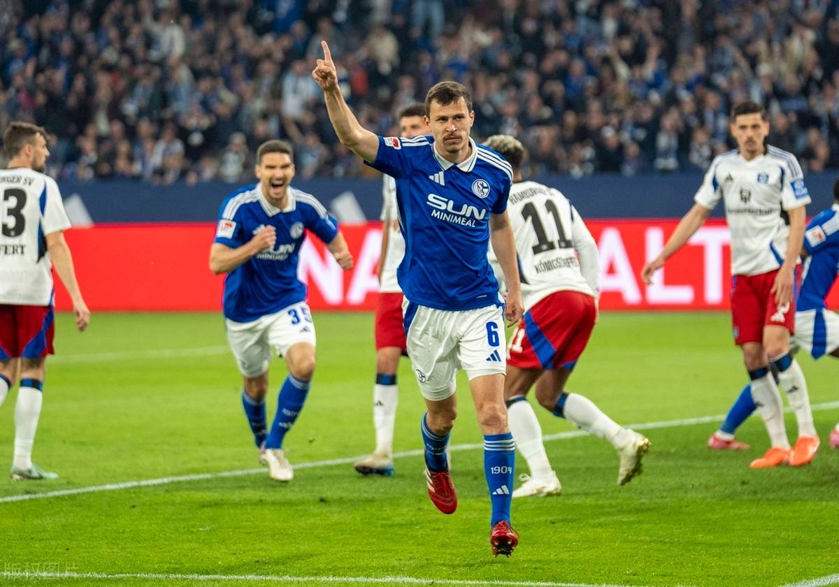 关于卡尔斯鲁厄队在关键比赛中获得胜利的信息