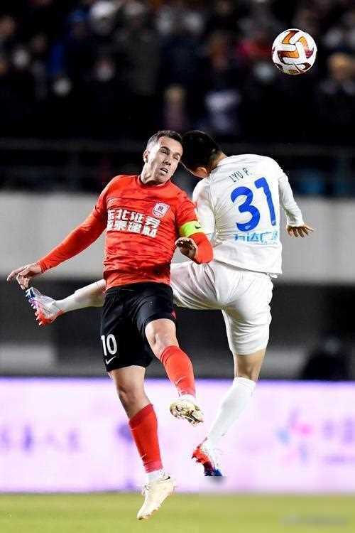 关于队内新援表现抢眼，球迷期待更多胜利的信息