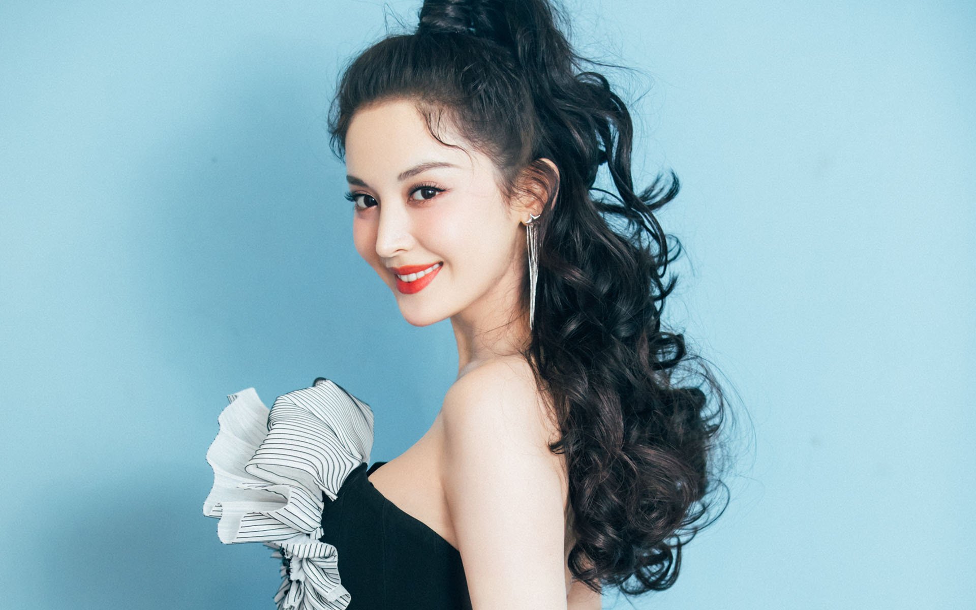 雷霆万钧！克莱关键三分射穿雄鹿防线