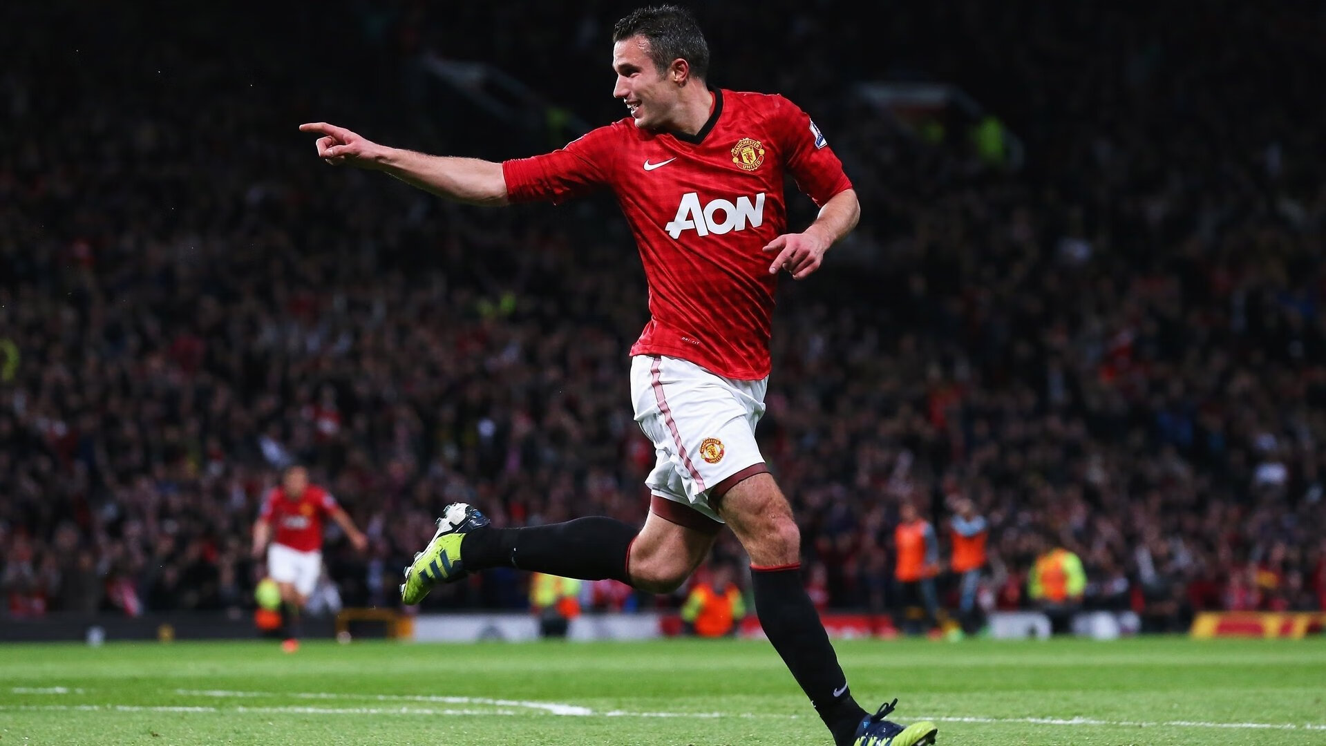 F1街道赛之夜，当建筑美学沦为哈利伯顿的棋盘，胜负手在轰鸣中落定